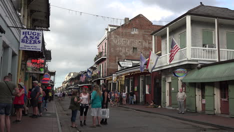 New-Orleans-Bourbon-Street-Mit-Menschen-Und-Flagge