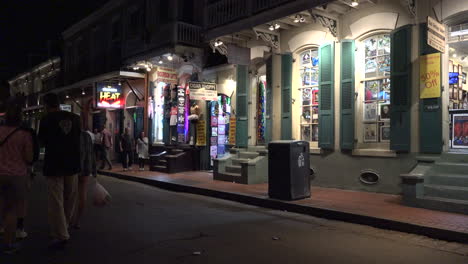 New-Orleans-Bourbon-Street-Night-Mit-Touristen-Im-Zeitraffer