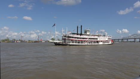 New-Orleans-Natchez-steamboat-on