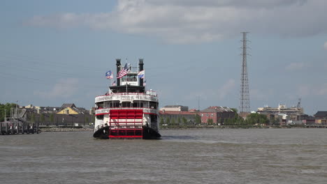New-Orleans-paddlewheel-turns-on-steamboat