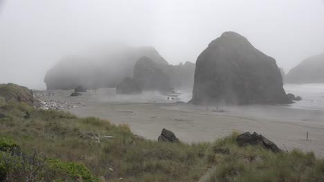 Oregon-fog-drifts-past-sea-stacks-time-lapse