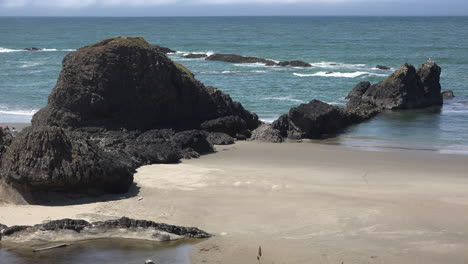 Oregon-rock-at-Seal-Rocks-at-mid-tide