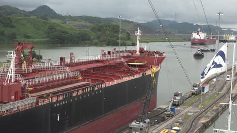 Panama-Bug-Des-Frachtschiffs,-Das-Schleusen-Verlässt