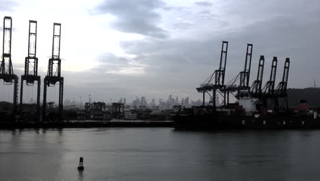 Panama-cranes-with-city-beyond-time-lapse