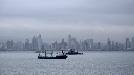 Panama-ship-off-city-skyline