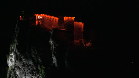 Slowenisches-Schloss-Nachts-Beleuchtet-In-Bled
