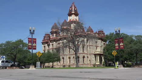 Texas-courthouse-square-in-Lockhart