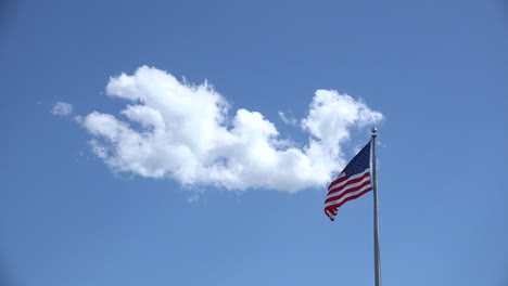 Uns-Flagge-Mit-Wolke