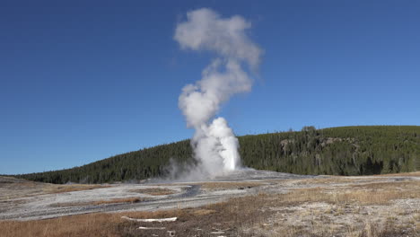 Yellowstone-Alte-Gläubige-Im-Blauen-Himmel-Der-Eruption