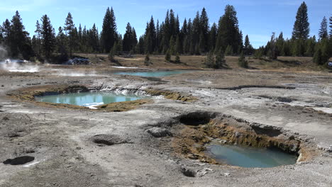 Yellowstone-West-Thumb-hot-springs-pools