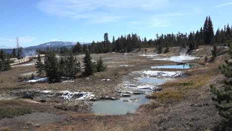 Yellowstone-West-Vista-Del-Pulgar-De-Hot-Springs-Pan-Derecho
