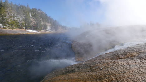 Yellowstone-Heißes-Wasser,-Das-In-Den-Feuerlochfluss-Fließt