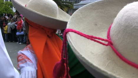 Ecuador-Dancing-girls-with-hats