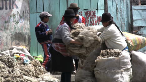 Ecuador-market-and-wool