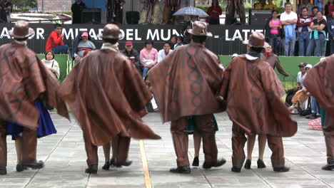 Ecuador-Mitad-del-Mundo-dances