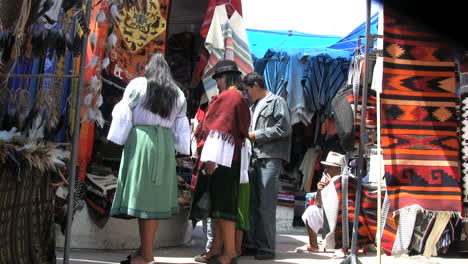 Ecuador-Otovalo-market-with-people