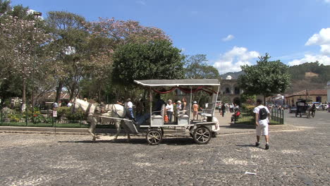 Antigua-street-with-horse-cart