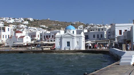 Iglesia-De-Mykonos-Con-Cúpula-Azul