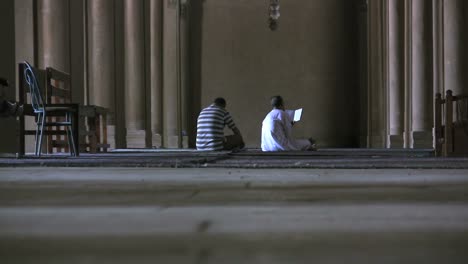 Ägypten-Betet-In-Der-Moschee-Von-Kairo