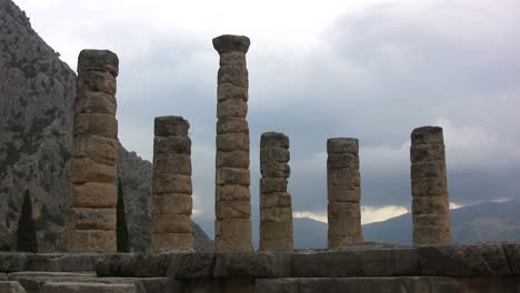 Temple-of-Apollo-Delphi-with-dark-sky