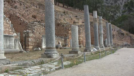 Griechische-Antiquitäten-Säulenreihe-In-Delphi