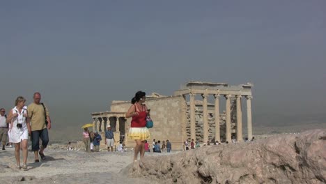 Touristen-Auf-Der-Akropolis-In-Athen