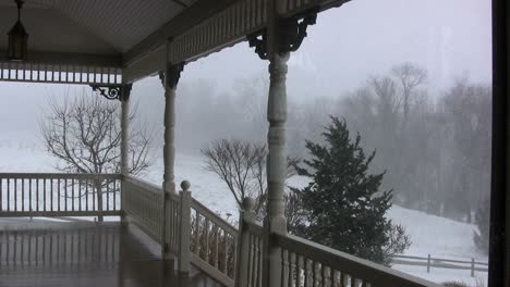 Blick-Auf-Den-Schnee-Von-Einer-Veranda-Im-Viktorianischen-Stil