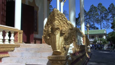 Templo-Budista-De-Camboya-Con-Naga