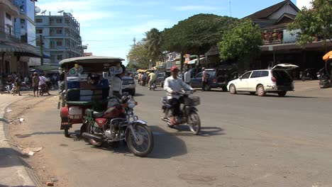 Kambodscha-Straße-Mit-Verkehr