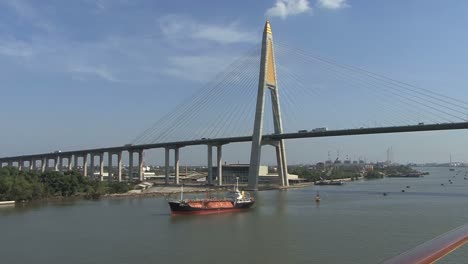 Barco-Y-Puente-Río-Chao-Phraya