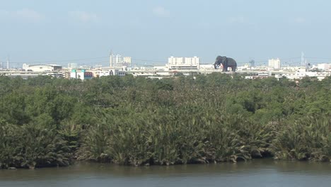 Elefantenstatue-Vom-Fluss-Chao-Phraya-Aus-Gesehen