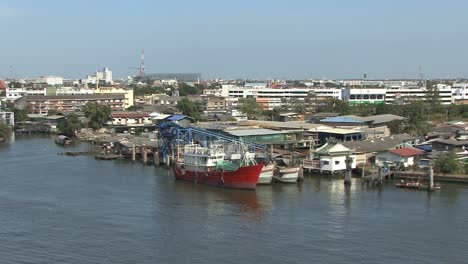 Boote-Und-Eine-Siedlung-Am-Fluss-Chao-Phraya