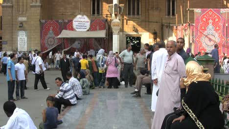 Gente-De-Egipto-Cerca-De-Una-Mezquita