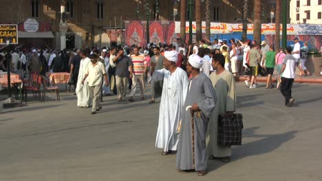 Ägypten-Menge-In-Der-Nähe-Einer-Moschee