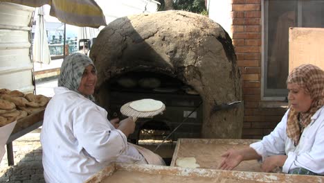 Egypt-women-baking-bread