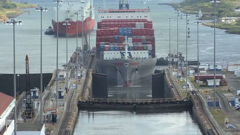 Panama-Canal-Container-ship-Gatun-Locks