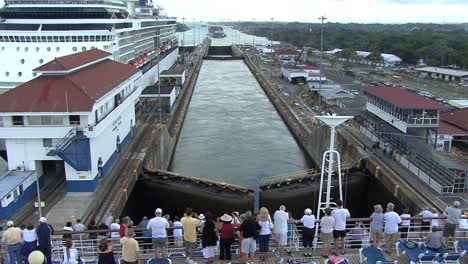 Pasajeros-Del-Canal-De-Panamá-En-Barco-En-Esclusas-De-Gatún