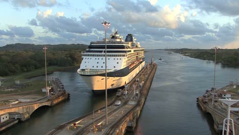 Panamakanal-Gatun-Schleusen-Mit-Kreuzfahrtschiff