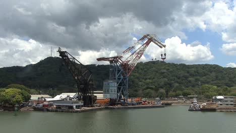 Panama-Kanal-Ladekräne-An-Einem-Dock