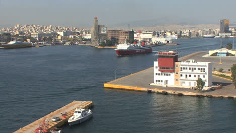 Barco-Piraeus-Dirigiéndose-Hacia-El-Mar