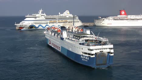 Rhodes-ships-at-docks