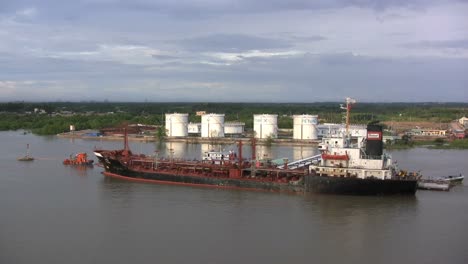 Barco-Del-Río-Saigón-Y-Almacenamiento-De-Petróleo