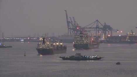 Ferry-Que-Cruza-El-Canal-De-Suez