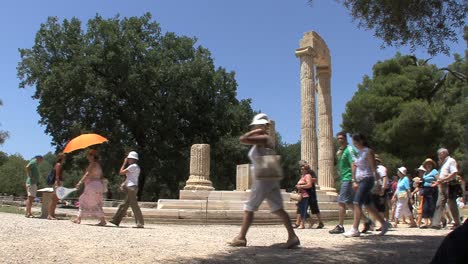 Touristen-Und-Ruinen-Bei-Olympia-Griechenland