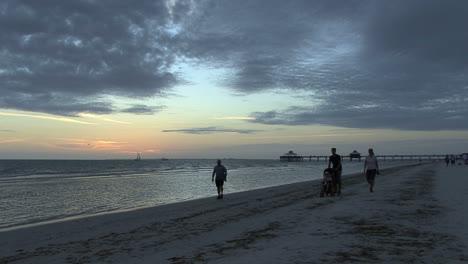 Florida-Leute,-Die-Bei-Sonnenuntergang-Am-Strand-Spazieren