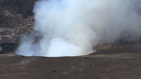 Zoom-Sobre-Una-Erupción-De-La-Caldera-Del-Kilauea
