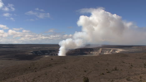 Hawaii-Kilauea-volcano-erupting