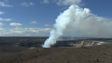 A-long-shot-of-the-Kilauea-eruption