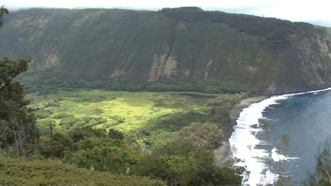Hawaii-Schwenkt-Vom-Waipi&#39;o-Valley-Zum-Meer-Sea