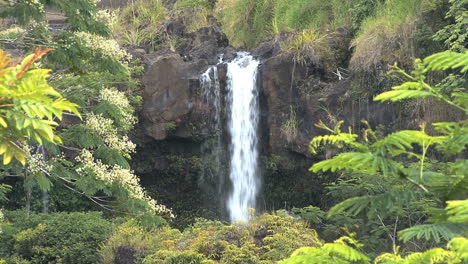 Hawaii-Pe'epe'e-Falls-and-ferns